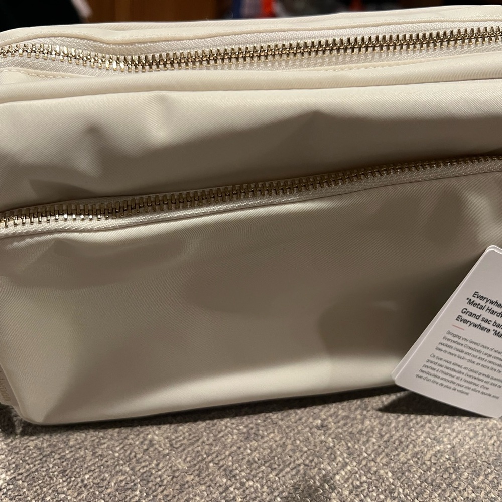 New with tag lululemon everywhere crossbody large metal hardware 3L ivory/ gold - Picture 5 of 5